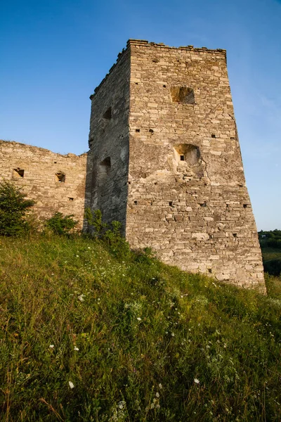 Antigo castelo da aldeia de Kudrinci, Khmelnitska oblast, Ucrânia . — Fotografia de Stock