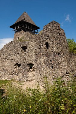 Kale Nevytske TransKarpatya bölgesinde kalıntıları. Main tower (donjon tutmak)