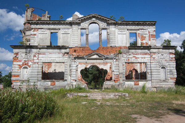 Руины древнего замка Терещенко Грод в Житомире, Украина. Дворец XIX века
