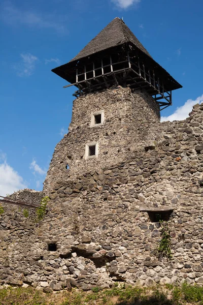 Ruínas do Castelo Nevytske na região de Transcarpathian. Torre de menagem principal (donjon ) — Fotografia de Stock