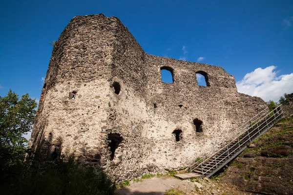 Ruinerna av slottet Nevytske i Transcarpathian-regionen. Uzhgorod foto. Nevitsky slott byggdes på 1200-talet. Ukraina. — Stockfoto