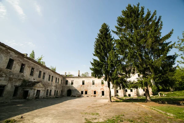 Klevan 古城の遺跡。青空 windows 台無しにされた壁。中庭。リブネ地域。ウクライナ — ストック写真