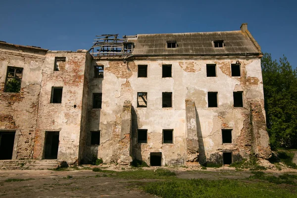 Rovine del vecchio castello di Klevan. Muro in rovina con finestre contro il cielo blu. Cortile. Regione di Rivne. Ucraina — Foto Stock