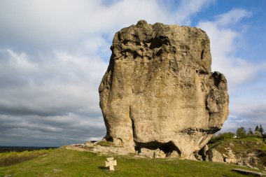 Şeytan'ın rock Pidkamin, Lviv bölgesi, Batı Ukrayna (yaz peyzaj içinde)