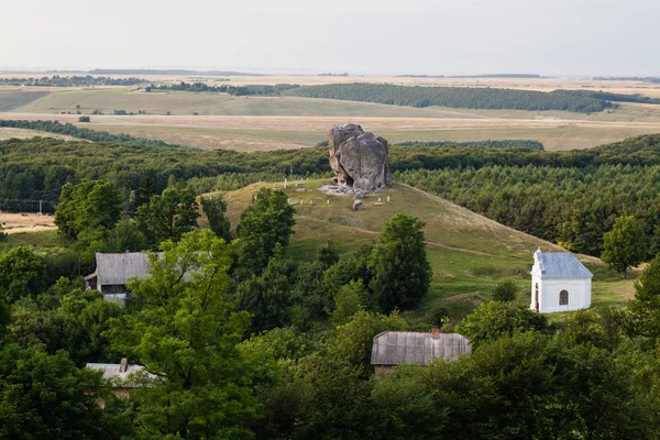 Δείτε στο Devil's rock in Pidkamin, περιφέρειας Λβιβ, Δυτική Ουκρανία (καλοκαιρινό τοπίο) — Φωτογραφία Αρχείου