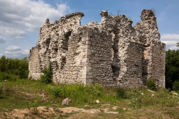 Ruínas do castelo da ordem dos Cavaleiros Templários (século XIV) Aldeia de Serednie, região Transcarpathian — Fotografia de Stock