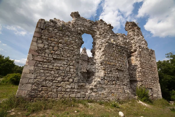 圣殿骑士团城堡遗址 (Xiv 世纪) Serednie 村, Transcarpathian 地区 — 图库照片
