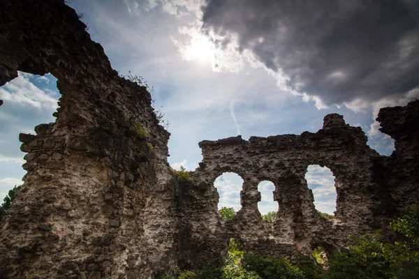 Ruínas do castelo da ordem dos Cavaleiros Templários (século XIV) Aldeia de Serednie, região Transcarpathian — Fotografia de Stock
