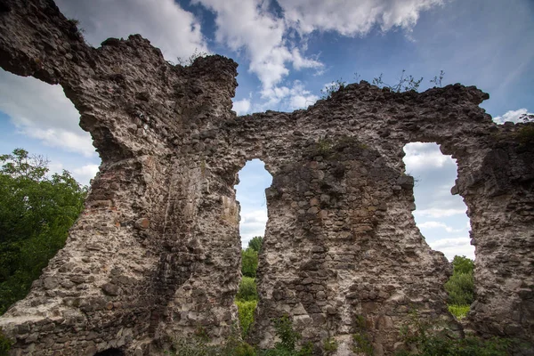 Ruinas del castillo de los Caballeros Orden Templario (siglo XIV) Serednie pueblo, región de Transcarpathian — Foto de Stock
