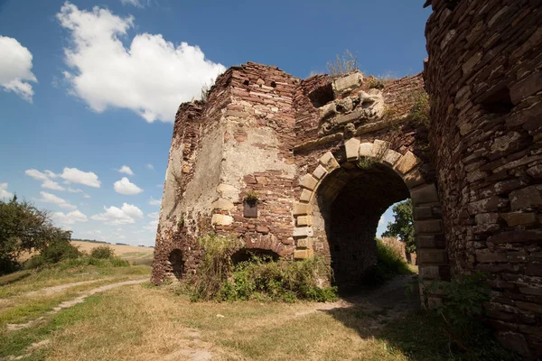 Portão de ruínas do castelo em Pidzamochok, região de Ternopil, Ucrânia — Fotografia de Stock