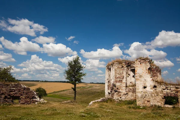 Развалины замка в Подзамочке Тернопольской области — стоковое фото