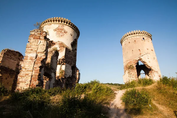 Las ruinas de un antiguo castillo en el pueblo de Chervonograd. Ucraniano — Foto de Stock