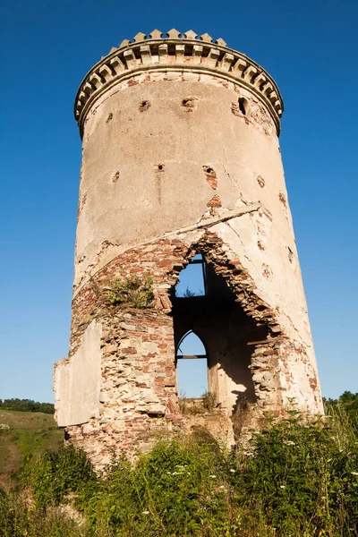 Las ruinas de un antiguo castillo en el pueblo de Chervonograd. Ucraniano — Foto de Stock