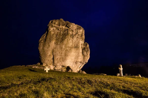 Νυχτερινή άποψη του διαβόλου ροκ στο Pidkamin, περιφέρειας Λβιβ, Δυτική Ουκρανία (καλοκαιρινό τοπίο) — Φωτογραφία Αρχείου