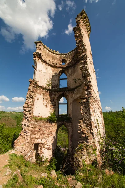 Руїни старовинного замку в селі Червоноград. Укр — стокове фото