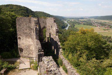 Kale Nevytske TransKarpatya bölgesinde kalıntıları. Uzhgorod fotoğraf. Nevitsky Kalesi 13. yüzyılda inşa edilmiş. Ukrayna.