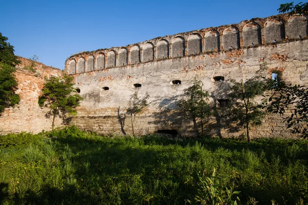 Le vecchie rovine delle mura crollate con porte e finestre castello Staroselskiy a Stare Selo, regione di Leopoli, Ucraina — Foto Stock