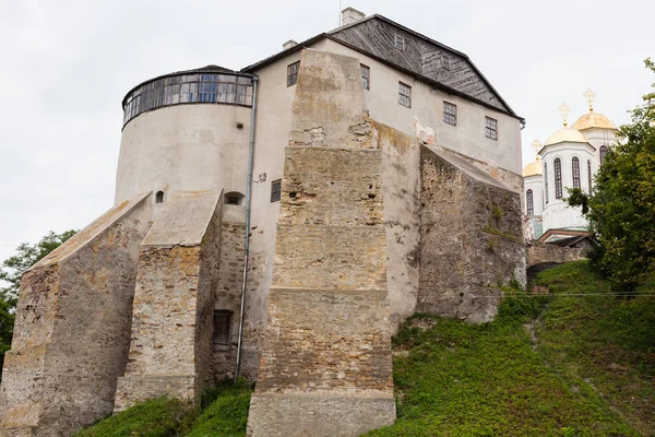 Vista para o castelo histórico em Ostrog, região de Rivne, Ucrânia — Fotografia de Stock