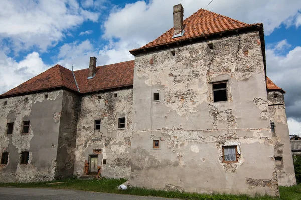 聖ミクローシュの城は Transcarpathian 地域 14 ~ 15 世紀の変わり目に建てられました。 — ストック写真