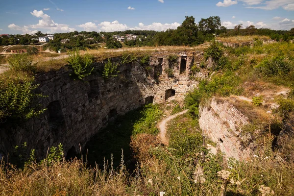 Las ruinas de un antiguo castillo en Terebovlia, Ucrania — Foto de Stock