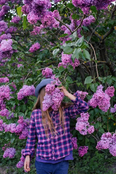 Foto de jovem modelo menina em camisa colorida escondendo seu rosto em lilás violeta — Fotografia de Stock