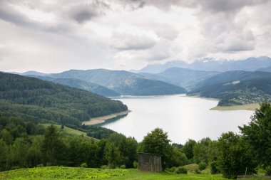 Romanya 'nın Bicaz Gölü' nden bulutlu manzara