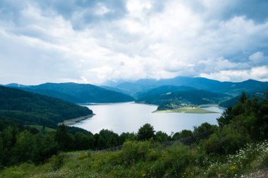Romanya 'nın Bicaz Gölü' nden bulutlu manzara