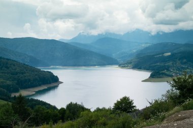 Romanya 'nın Bicaz Gölü' nden bulutlu manzara