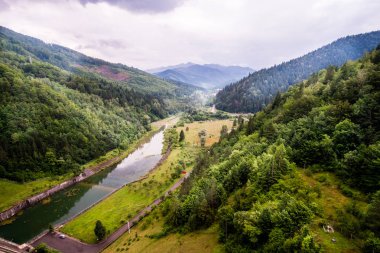 Bicaz Gölü Barajı, Romanya Bicaz arkasında bir görünüm