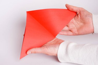 Origami üzerine beyaz yakın yapma eller