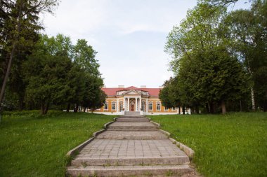 Samchiki, Ukrayna - 7 Mayıs 2012: Sarayı ve Parkı ensemble Samchiki köyün Samchiki, Ukrayna