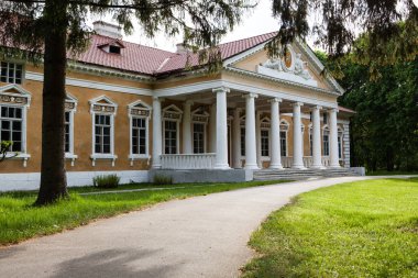 Samchiki, Ukrayna - 7 Mayıs 2012: Sarayı ve Parkı ensemble Samchiki köyün Samchiki, Ukrayna