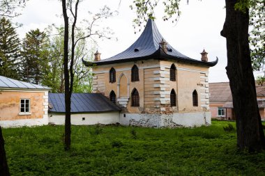 Samchiki, Ukrayna - 7 Mayıs 2012: park ensemble Samchiki Samchiki, Ukrayna köyünde Chinehouse