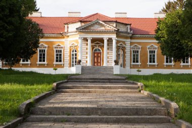 Samchiki, Ukrayna - 7 Mayıs 2012: Sarayı ve Parkı ensemble Samchiki köyün Samchiki, Ukrayna