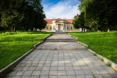 Samchiki, Ukrayna - 7 Mayıs 2012: Sarayı ve Parkı ensemble Samchiki köyün Samchiki, Ukrayna