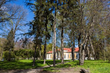 Samchiki, Ukrayna - 17 Nisan 2017: Sarayı ve Parkı ensemble 