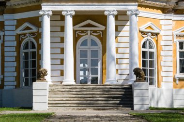 Samchiki, Ukrayna - 17 Nisan 2017: açık merdiven ile aslan heykel Sarayı Samchiki