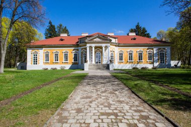 Samchiki, Ukrayna - 17 Nisan 2017: Sarayı ve Parkı ensemble Samchiki köyün Samchiki, Ukrayna