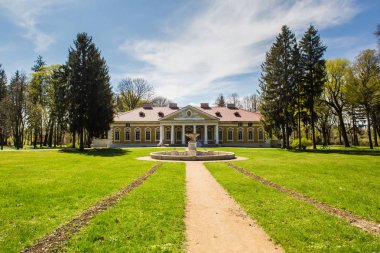 Samchiki, Ukrayna - 17 Nisan 2017: Sarayı ve Parkı ensemble Samchiki köyün Samchiki, Ukrayna