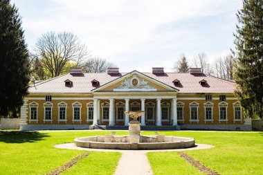 Samchiki, Ukrayna - 17 Nisan 2017: Sarayı ve Parkı ensemble Samchiki köyün Samchiki, Ukrayna