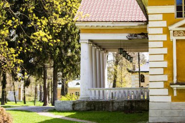 Samchiki, Ukrayna - 17 Nisan 2017: Sarayı ve Parkı ensemble Samchiki köyün Samchiki, Ukrayna