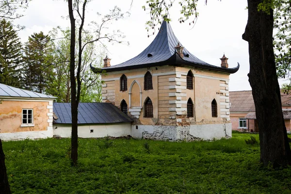 Samchiki, Ukraina - 7 maj 2012: Chinehouse i park ensemble Samchiki i byn Samchiki, Ukraina — Stockfoto