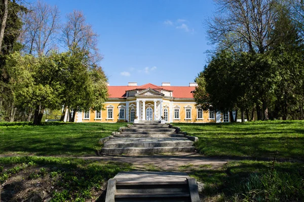 Samchiki, Ucrânia - 17 de abril de 2017: Palácio e parque conjunto Samchiki na aldeia de Samchiki, Ucrânia — Fotografia de Stock