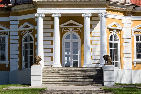 Samchiki, Ukraine - 17 APRIL 2017: Front staircase with lion sculpture in palace Samchiki — Stock Photo, Image