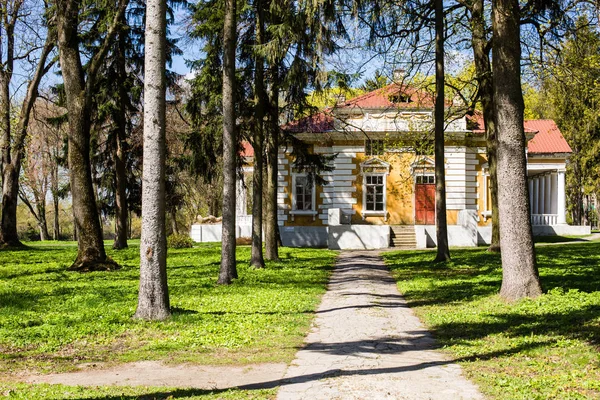 Samchiki, 우크라이나-17 4 월 2017: 궁전과 공원 앙상블 Samchiki Samchiki, 우크라이나의 마에서 — 스톡 사진