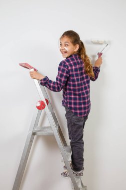 W üzerinde boyama için bir fırça kullanarak merdiveni bina genç kız