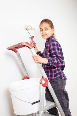 W üzerinde boyama için bir fırça kullanarak merdiveni bina genç kız