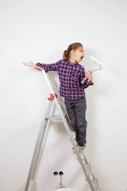 Merdiveni bina genç kız şarkı söylüyor fırça boyama için 