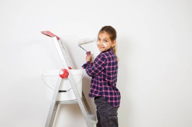 W üzerinde boyama için bir fırça kullanarak merdiveni bina genç kız