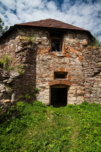 Romjai a régi kastély Zolotyy Potik, Ternopil region, Ukrajna — Stock Fotó